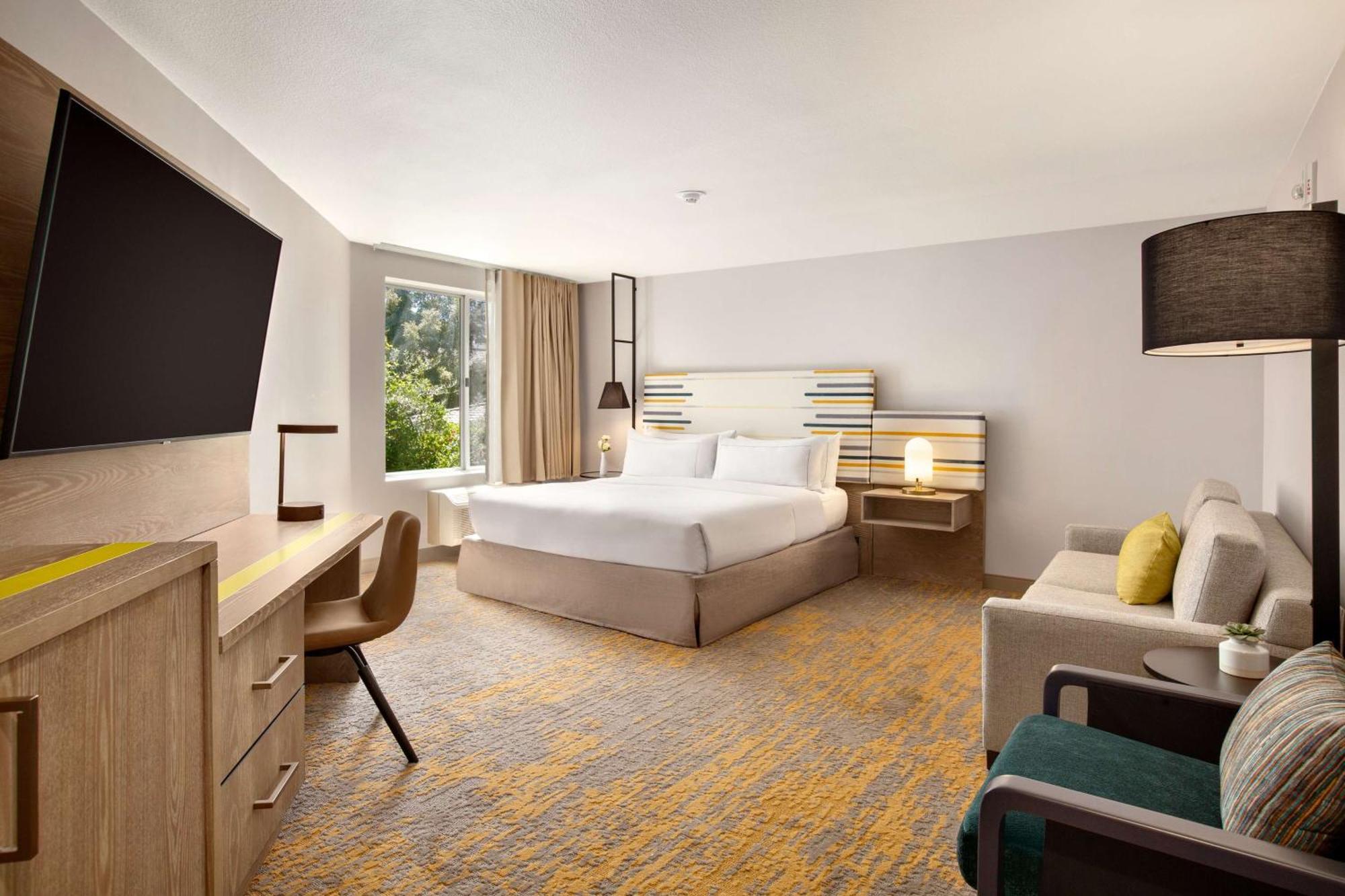 Doubletree By Hilton - Pruneyard Plaza Hotel